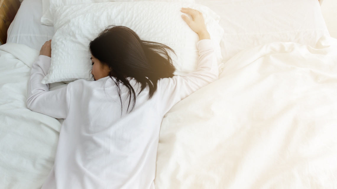 Kiderült: az egészségünk bánja a sok alvást