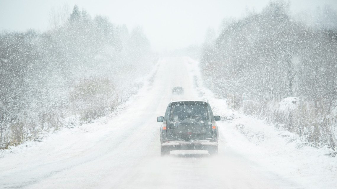 Ellepte a hó az országot: megbénult a közlekedés