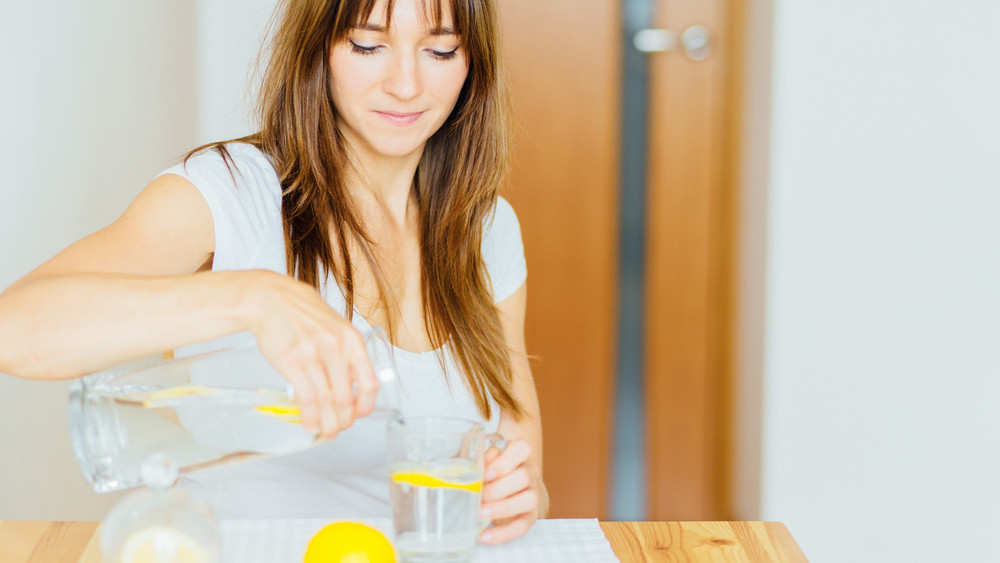 Hatalmas kamu a citromos víz: többet árt, mint használ