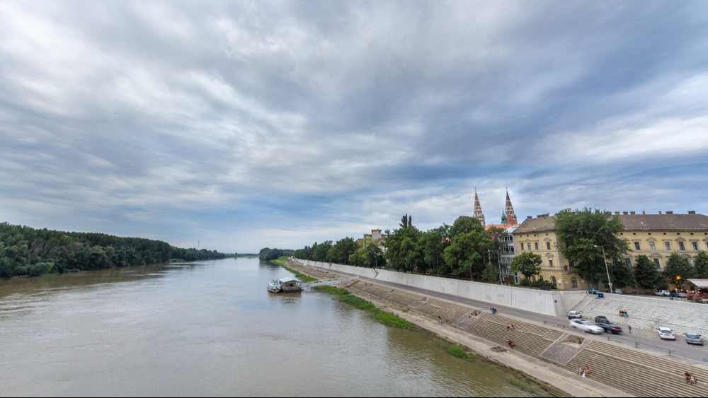 Nyugodtabban alhatnak a Tisza mellett lakók: őszre befejeződik az árvízvédelmi befektetés