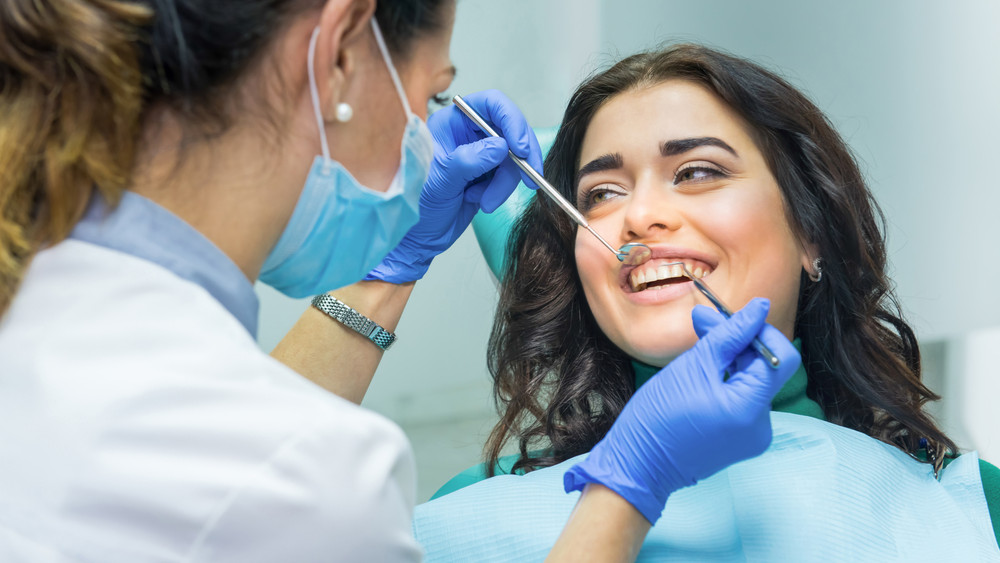 Figyelmeztet a fogorvos: elveszítheted a fogaidat, ha erre nem vigyázol