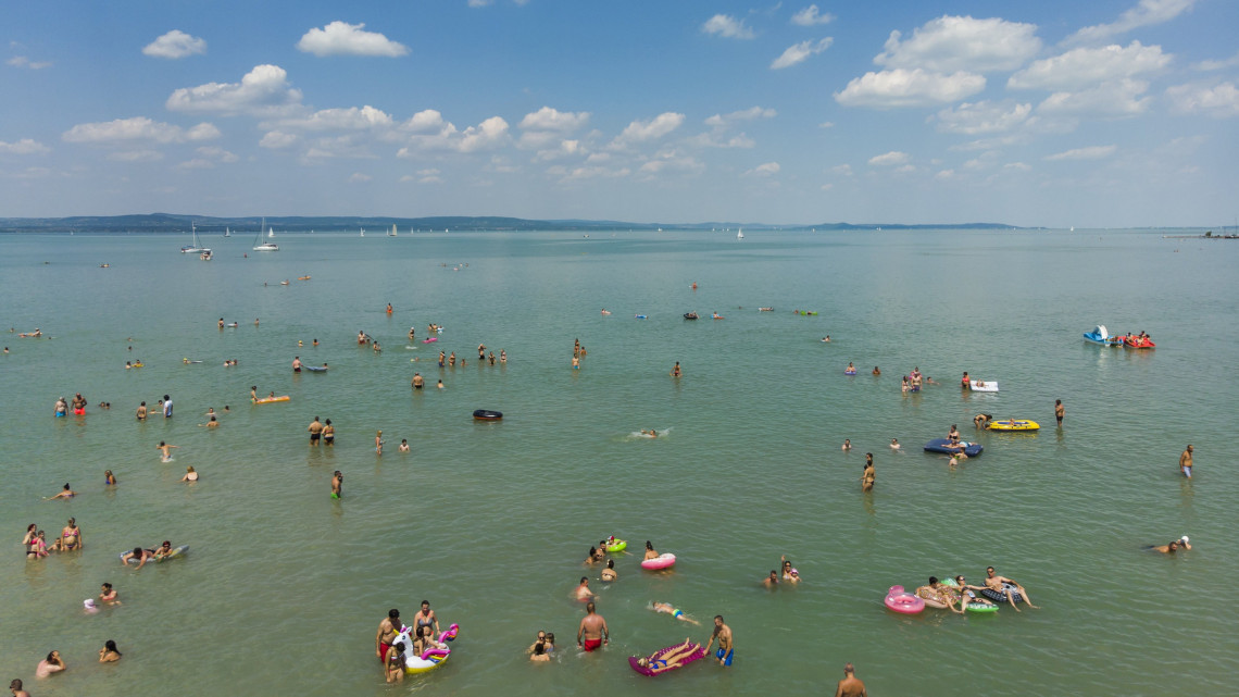 Balatonba való a magyar, nem medencébe: ennyiből nyaralunk naponta