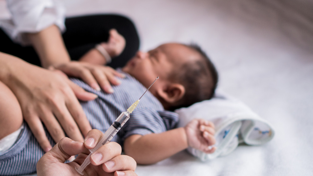 Kifogyott az ország egy fontos injekcióból: újszülöttnek járna a fontos oltás