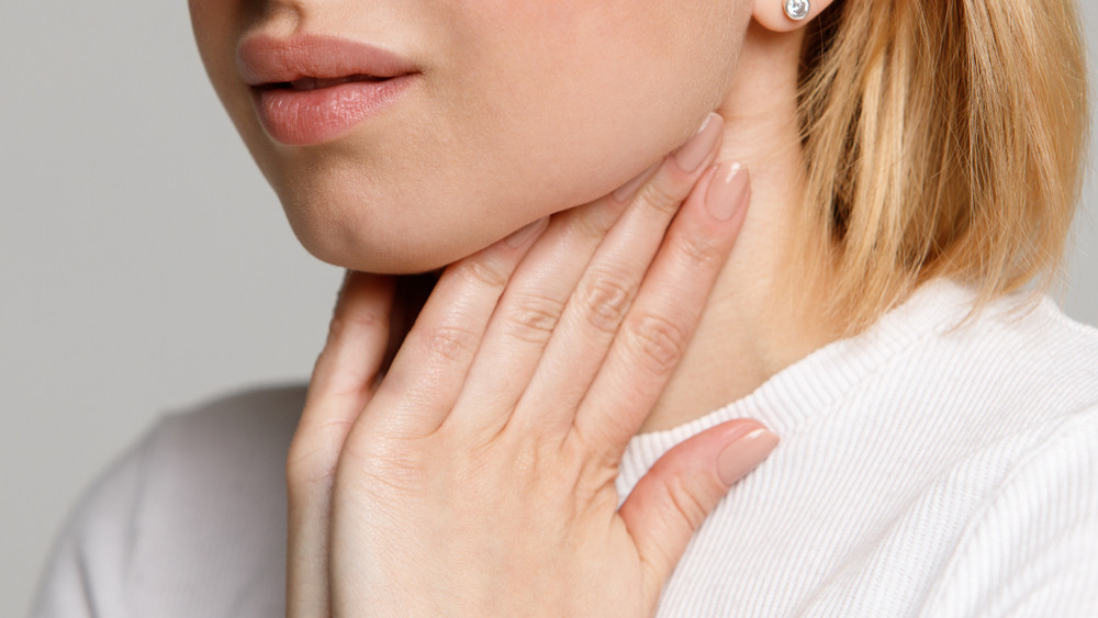 Súlyos betegségeket jelezhet a nyakad: 7 árulkodó tünet, hogy baj van