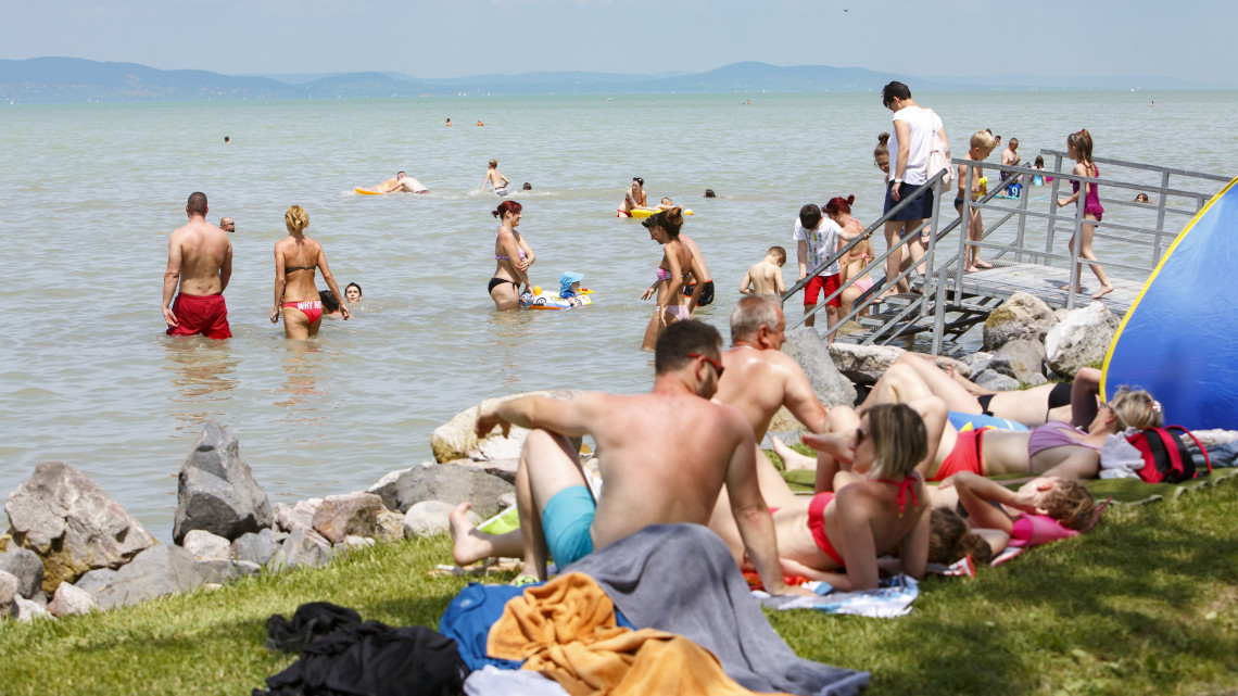 Indulhat a szabadtéri strandolás: a héten már 26 fokos is lehet a Balaton vize