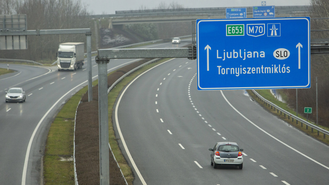 Ennek egy magyar se fog örülni: durván drágulnak az autópálya-matricák is
