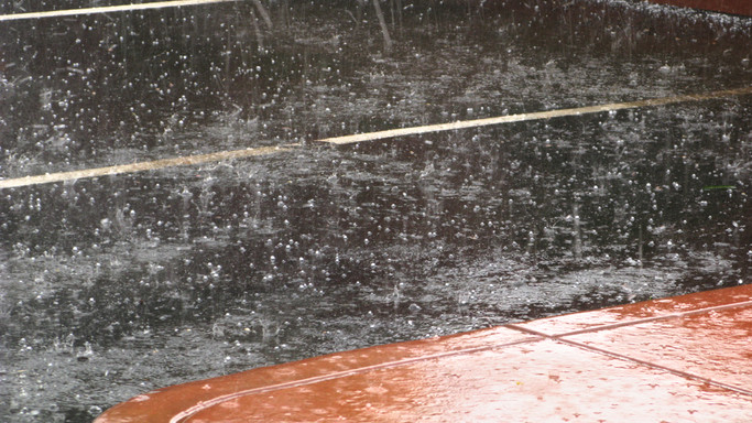 Autósok, figyelem: kiadták a figyelmeztetést az ónos eső miatt