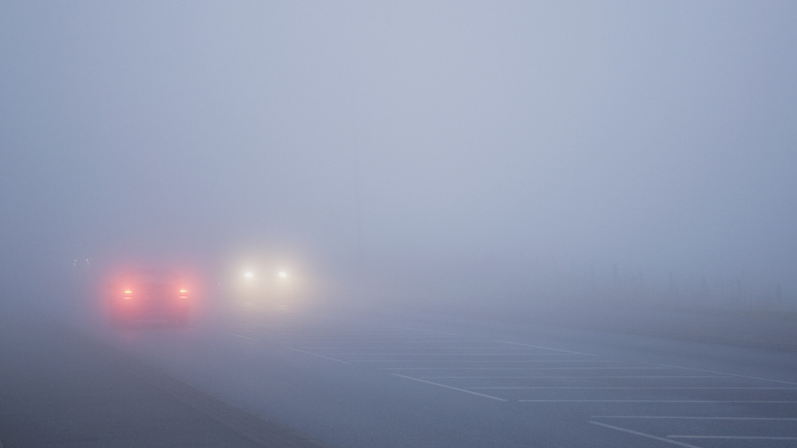 Érdemes a lámpákat ellenőrizni: rettentő nagy köd borítja be az országot