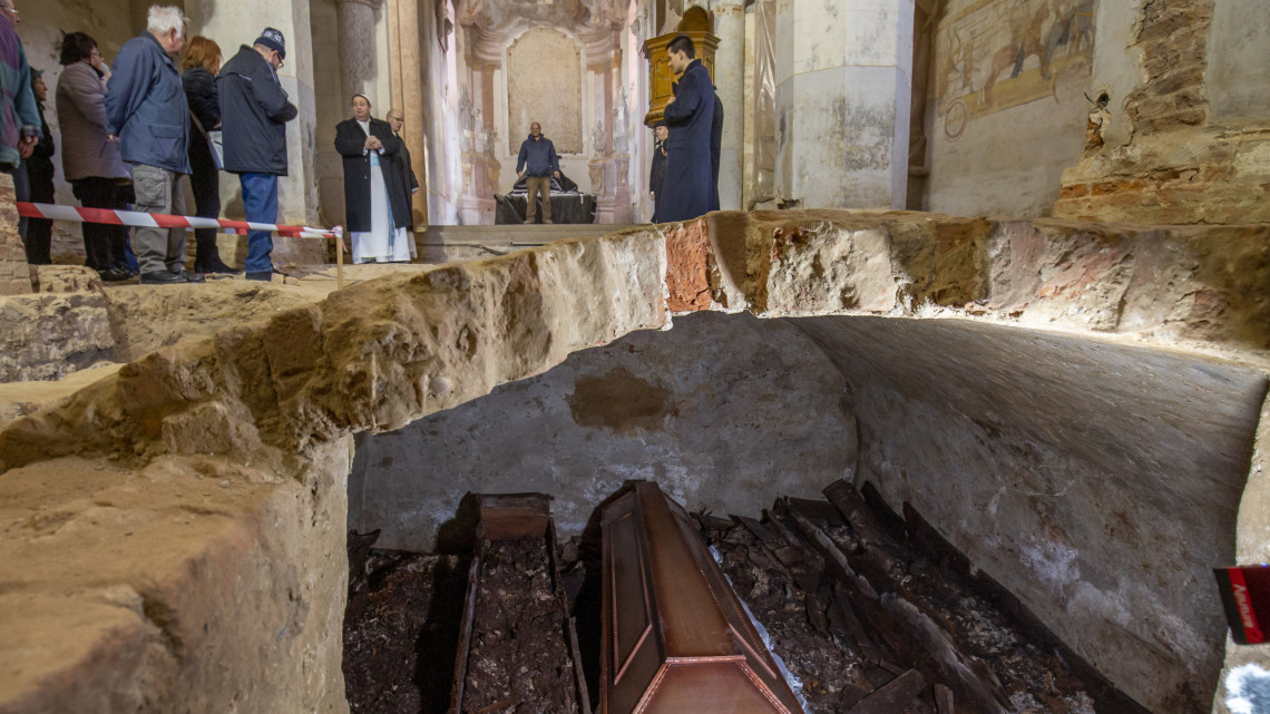 Hátborzongató leleteket találtak a vidéki templomban: egy üregből kerültek elő