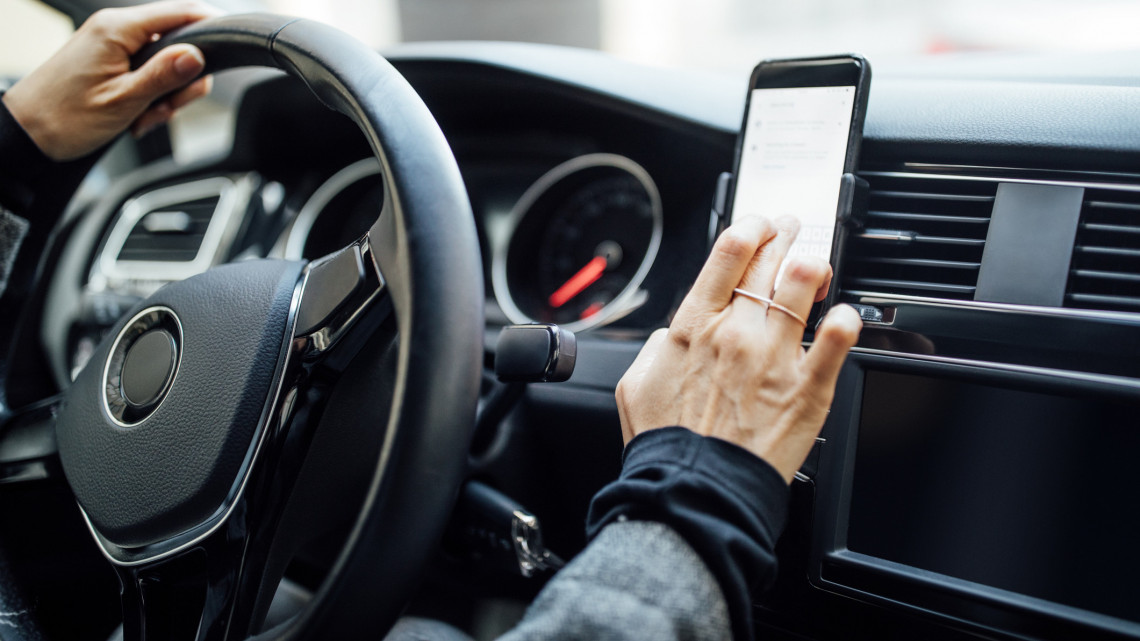 Halálos balesetek oka lehet: akció indul a vezetés közben mobilozók kiszűrésére