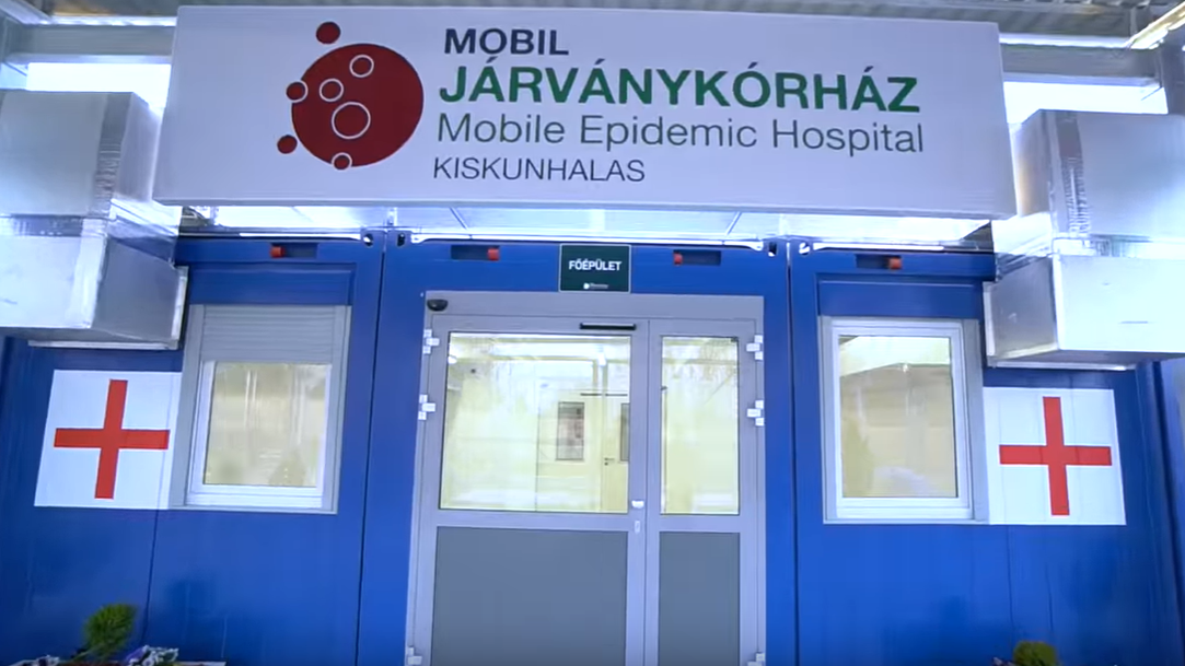 Koronavírus: videón a Kiskunhalason épülő mobilkórház