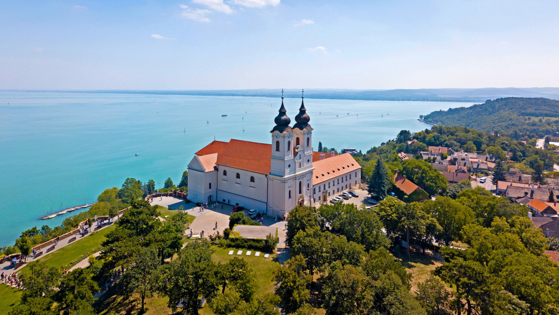 Letarolnák Tihanyban a Balaton-partot: luxus lakótelepet és gigaszállodát terveznek