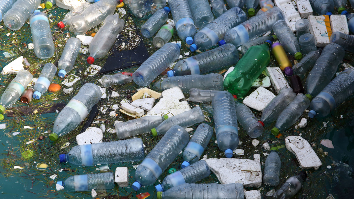 Itt a lista: ezeket a műanyag termékeket tilthatják be Magyarországon