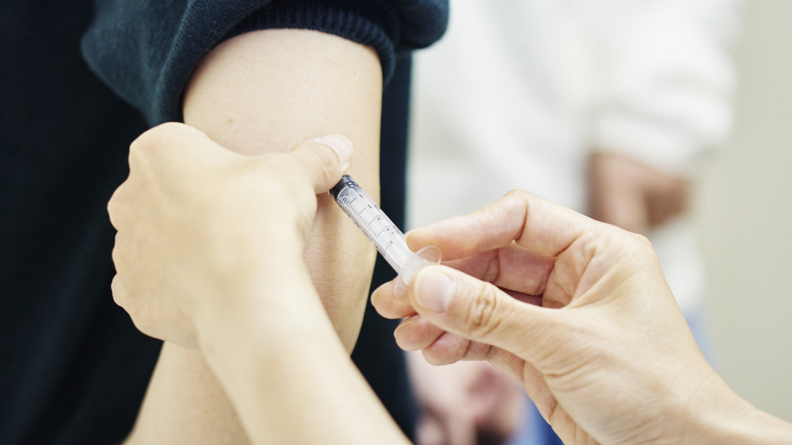 Szokatlan módon folytatódik a védőoltások beadása: ezek a feltételek