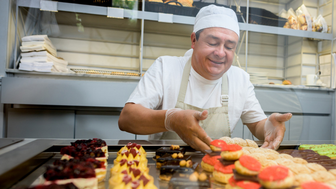 Ez lett a legjobb hazai süti: Karl Zsolt cukrászmester mennyei édessége nyert