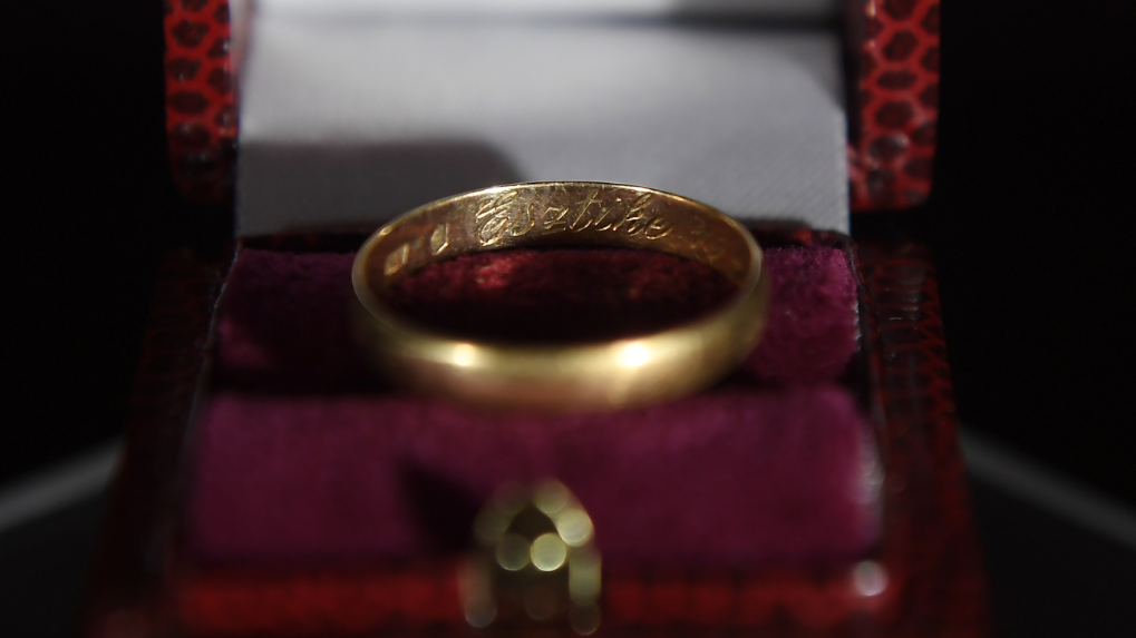 Hihetetlen történet: így került vissza a családhoz a vidéki katonasírban talált gyűrű