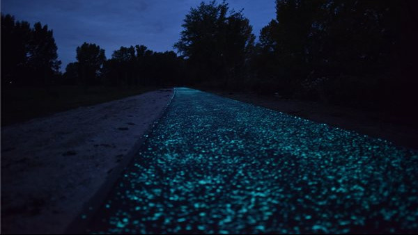 Ez bizony varázslatos látvány: esténként már világít a Duna-menti kerékpárút