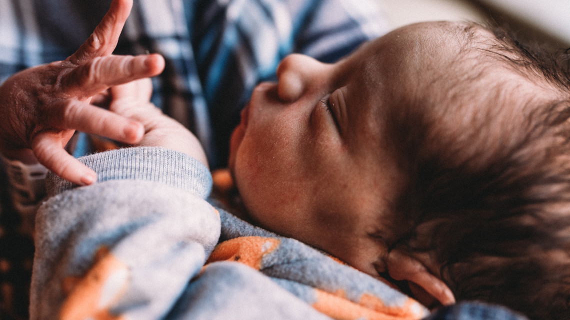 Hihetetlen: csecsemőt találtak egy bokorban a vidéki városban