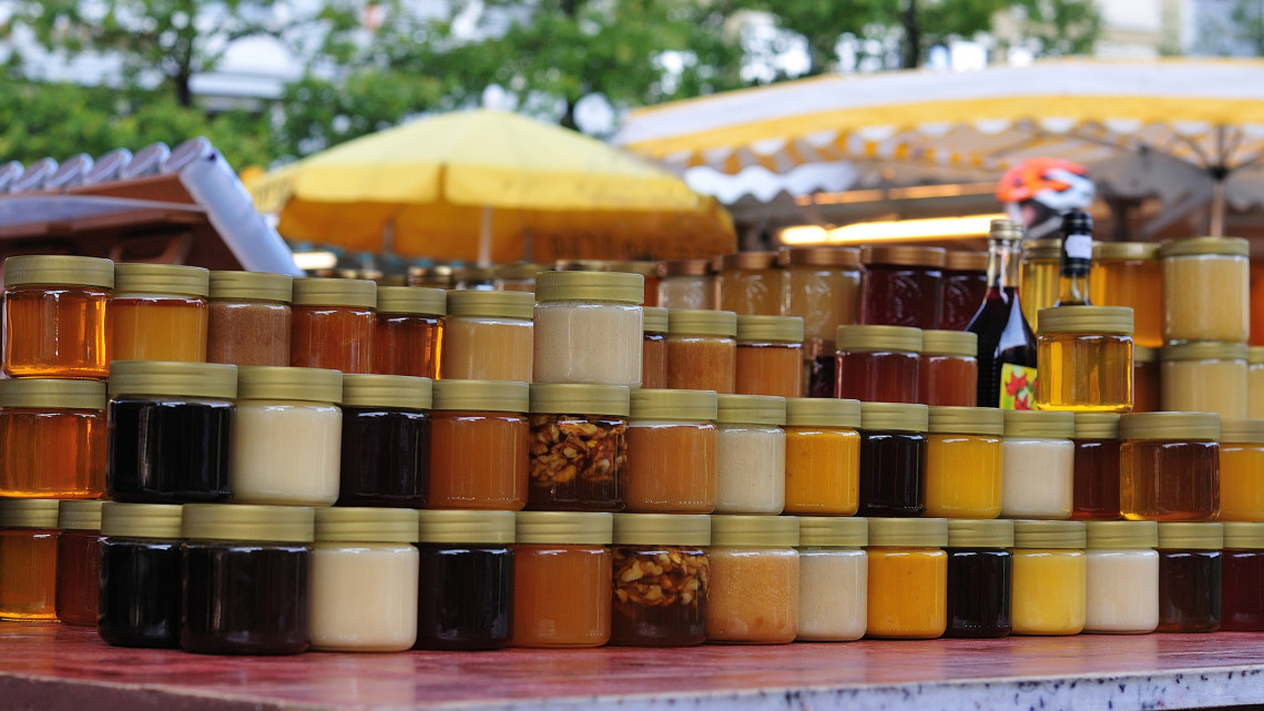 Felejtsd el a multis mézeket: nemcsak finomabb, már olcsóbb is a termelői méz