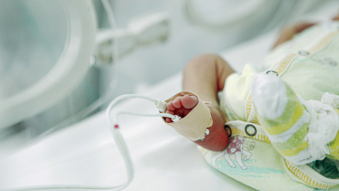 Döbbenet: ismeretlen újszülött gyermeket hagytak a vidéki kórház előtt