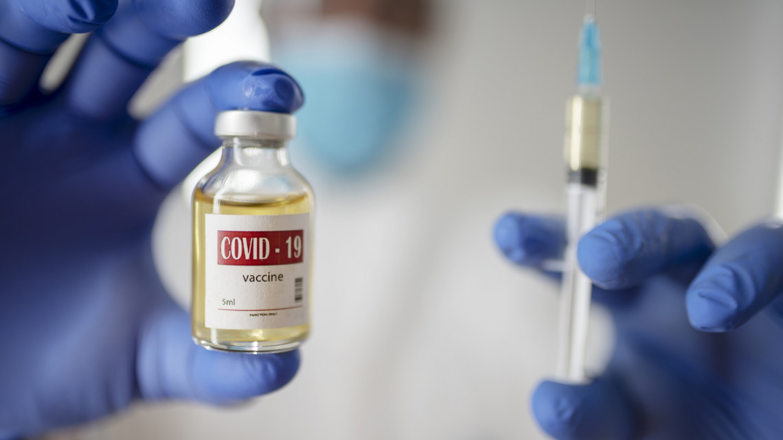 Ez elképesztő: koronavírus elleni oltásra hivatkozva csalt ki tízezreket az álorvos