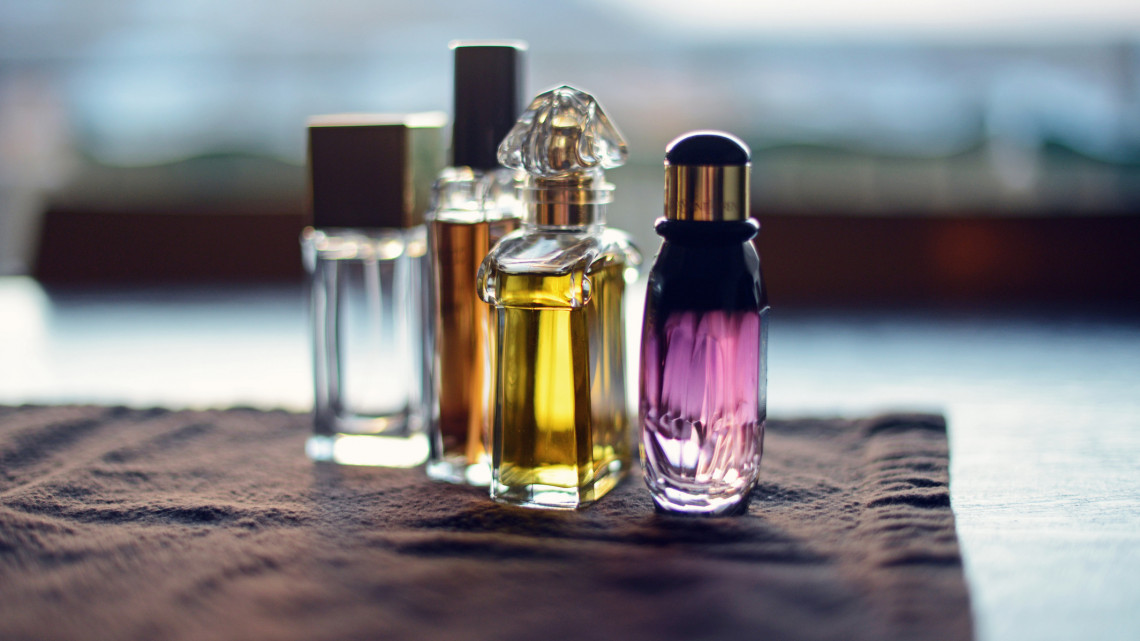 Nemcsak pénzkidobás, veszélyes is a hamis parfüm: állati vizelet lehet benne