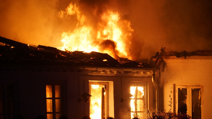 Halálos lakástűz: kigyulladt egy családi ház, egy ember bent égett