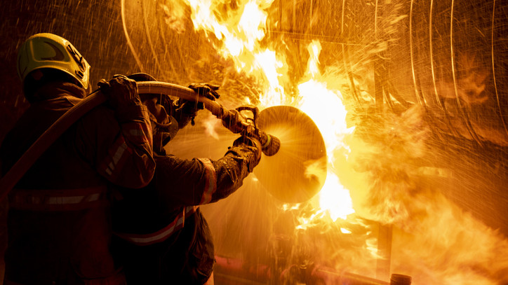 Rendkívüli: lángokban állt egy 3500 négyzetméteres üzemcsarnok Pécsen + Videó