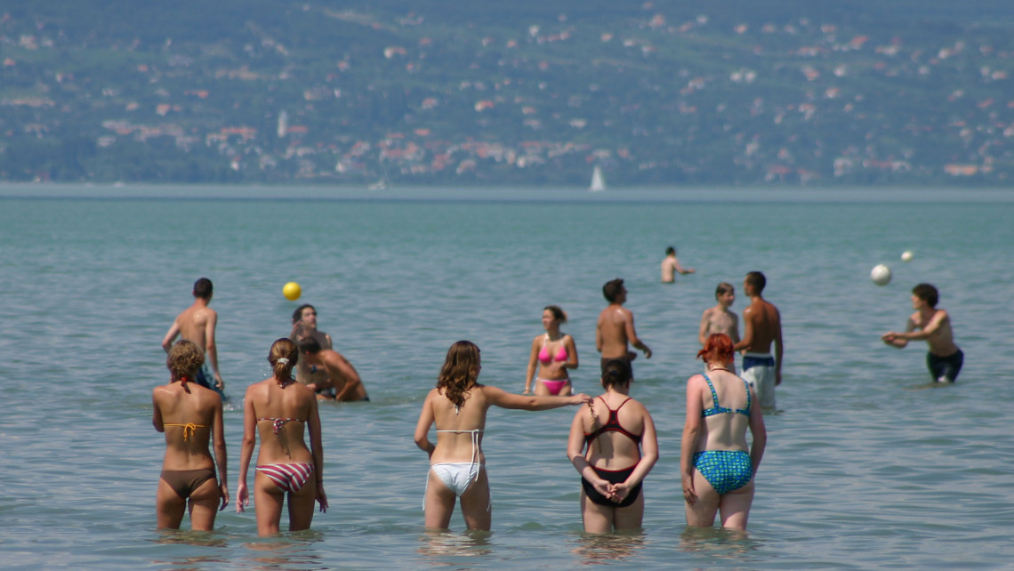 Őrület, mi folyik a Balatonnál: mit tud az a strand, ahová 5000 a belépő?
