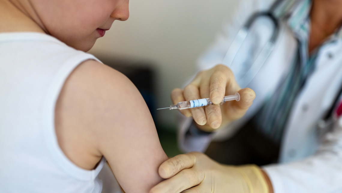 Milliókat kaszált az idős doktornő: sóoldatot adott betegeinek vakcina helyett