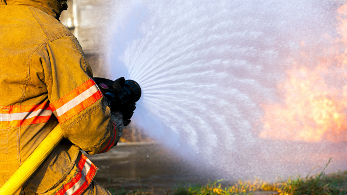 Mozgalmas napja volt a tűzoltóknak: 15 méter magasan csaptak fel a lángok