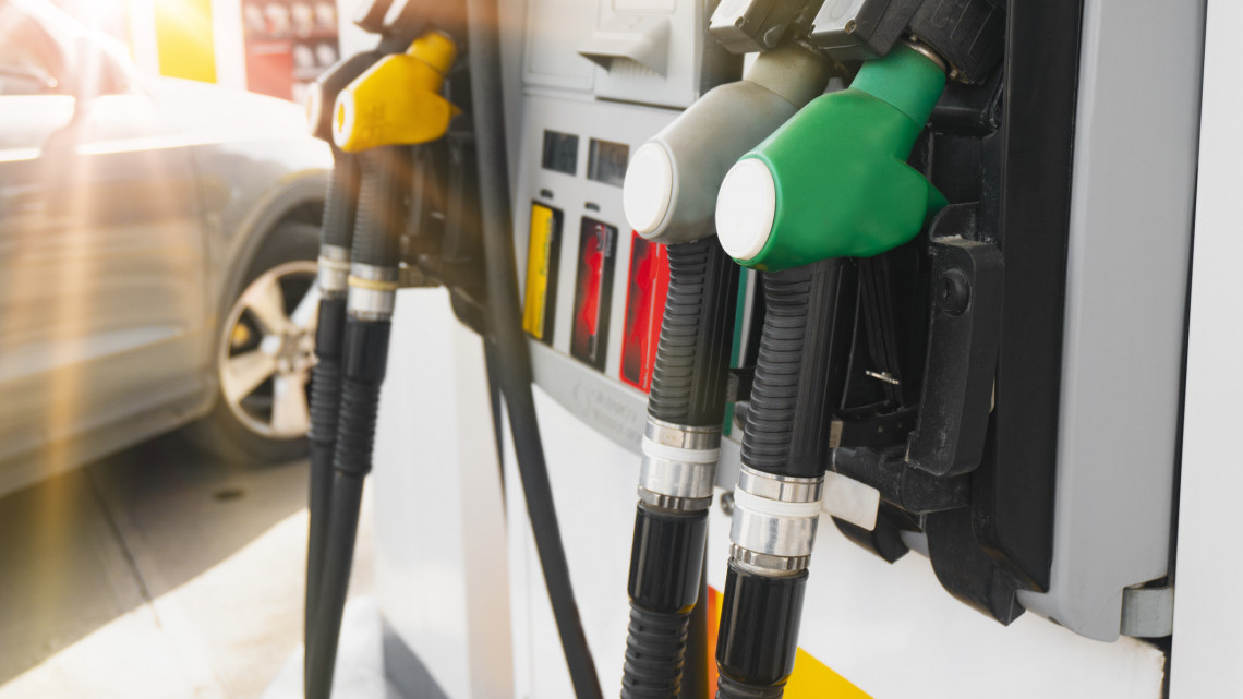 Péntektől megint drágább lesz: sokkoló üzemanyagárak várnak a benzinkutaknál