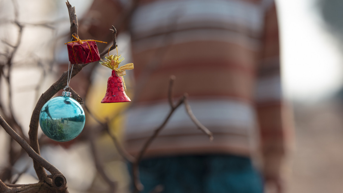 Kék vödörben érkezik a karácsonyi csoda: rászoruló családokon segítenek így