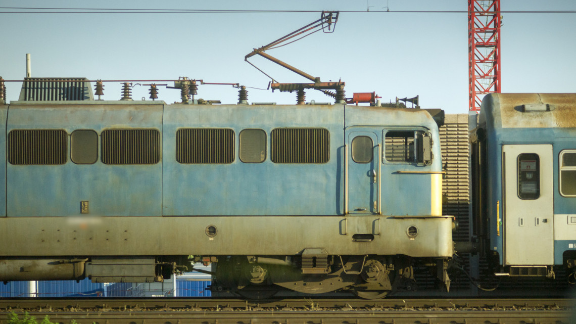 Szörnyű tragédia történt vasárnap reggel: áthajtott a vonat a személyautón