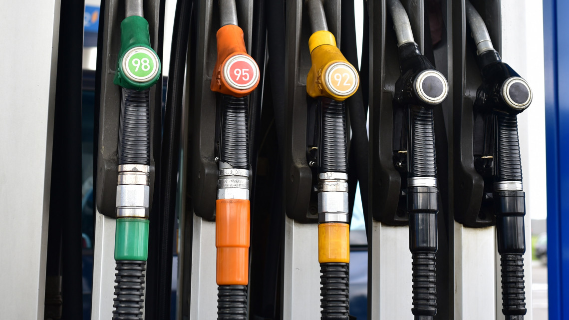Ez aztán a jó hír: jelentősen csökkenhet az üzemanyagok ára a benzinkutakon