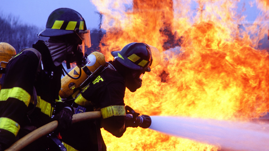Szörnyű baleset történt: lángokban áll a fafeldolgozó, hat város tűzoltói oltják a tüzet