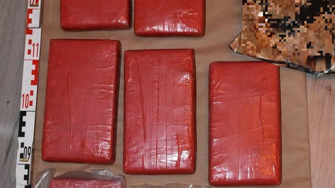 Őrületes mennyiségű drogot találtak a vidéki kisvárosban: videón a dílerek elfogása