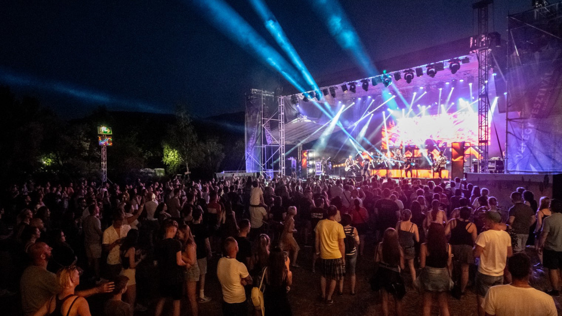 Sztárfellépők érkeznek a Dunakanyarba: hihetetlen koncertek várnak a fesztiválon