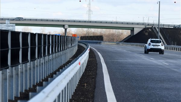 Új autópálya és extra hosszú híd épült a Tiszára: 125 milliárdból lett az M4-esnek új szakasza