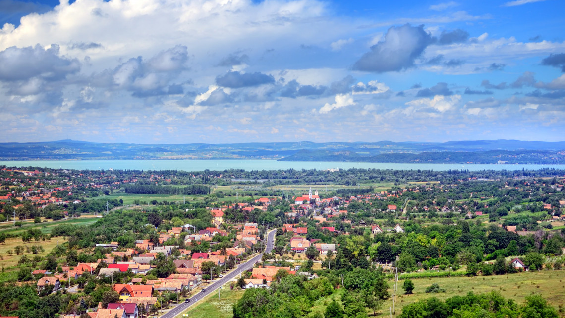 Nem titok: a Balatonnál és a Velencei-tó környékén lakóknak ez is könnyebben megy