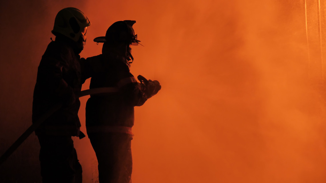 Brutális képek: így küzdött 50 tűzoltó a lángokkal a kigyulladt hulladékhasznosító üzemben