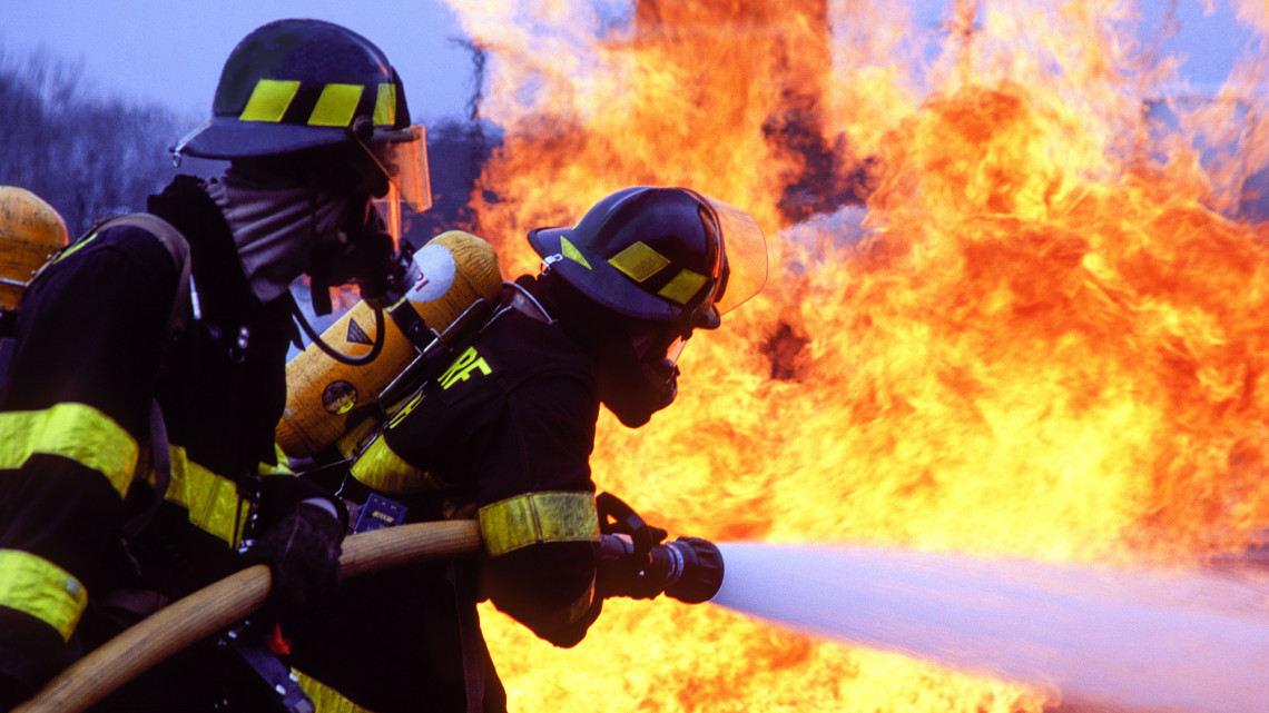 Lángokba borult a nagyváros csarnoka: nagy erőkkel vonult ki oltani a tűzoltóság
