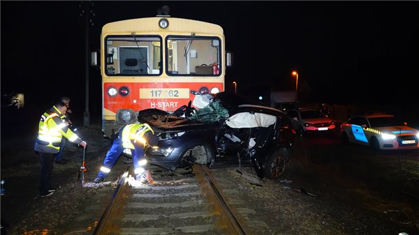 Újabb szörnyű tragédia történt: egy Lancia hajtott a tehervonat elé + Videó