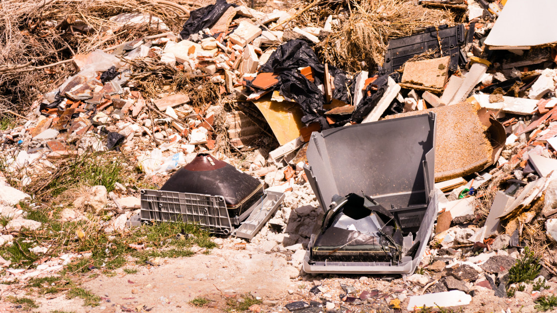 Borzasztó: egy férfi 40 tonnányi veszélyes hulladékot dobott ki Eger külterületére