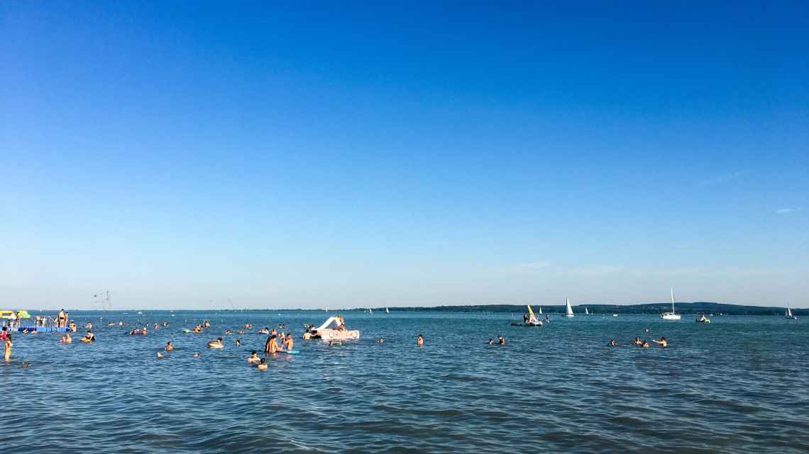 Idén is fő a biztonság: elsősegélynyújtók óvják a strandolókat a Balatonon