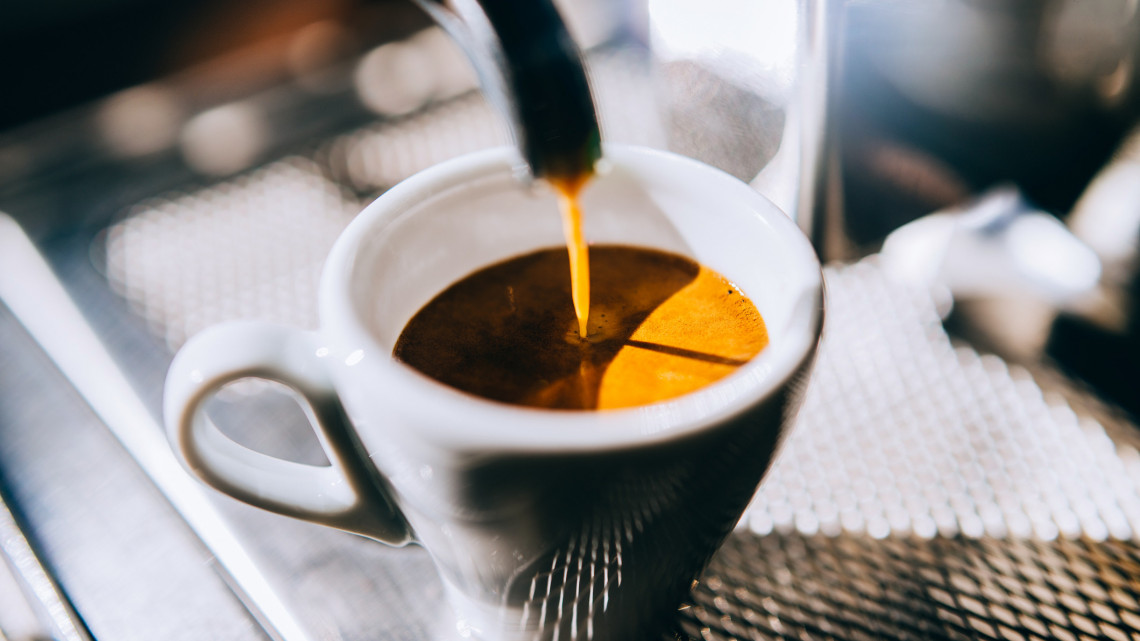 Luxussá válik a reggeli kávézás? Eltűnhet a népszerű ital a magyarok konyhájából