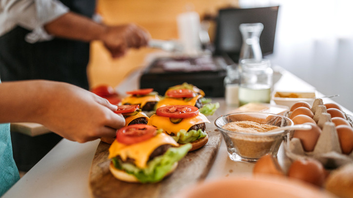 Borsos ára lehet, de megéri otthon készíteni: ennyiből jön ki a családi hamburgerezés