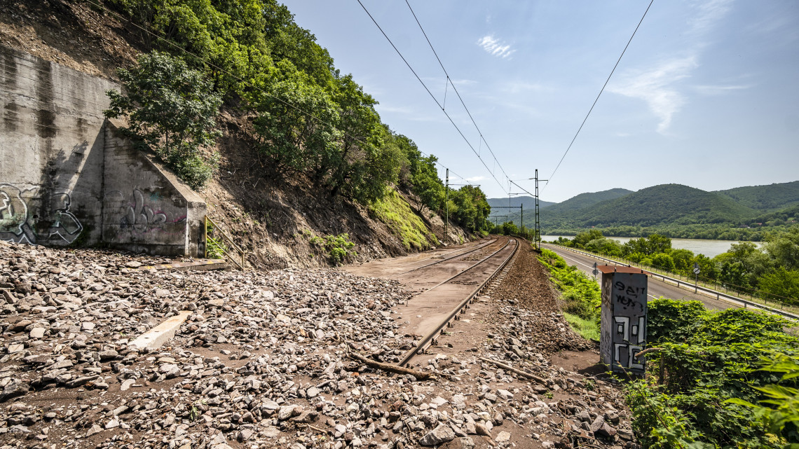 Brutális hegyomlás Zebegénynél: teljes az útzár, a vonat sem jár + fotók