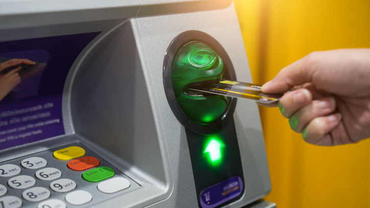 Változás a bankoknál, erre számítsunk: lassan elfogynak az utcákról az ATM-ek?