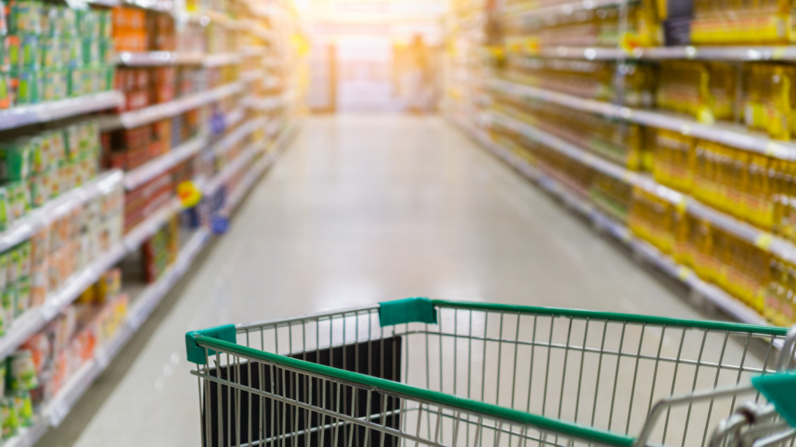 Bezuhant a boltok forgalma: egyre kevesebbet költünk már élelmiszerre is